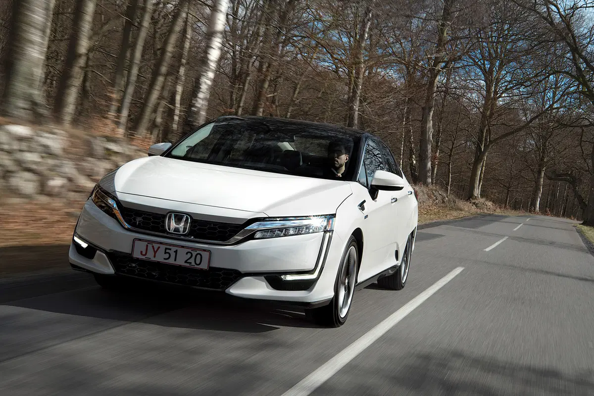 Honda FCX Clarity, l'auto ad idrogeno che emette solo acqua (13)