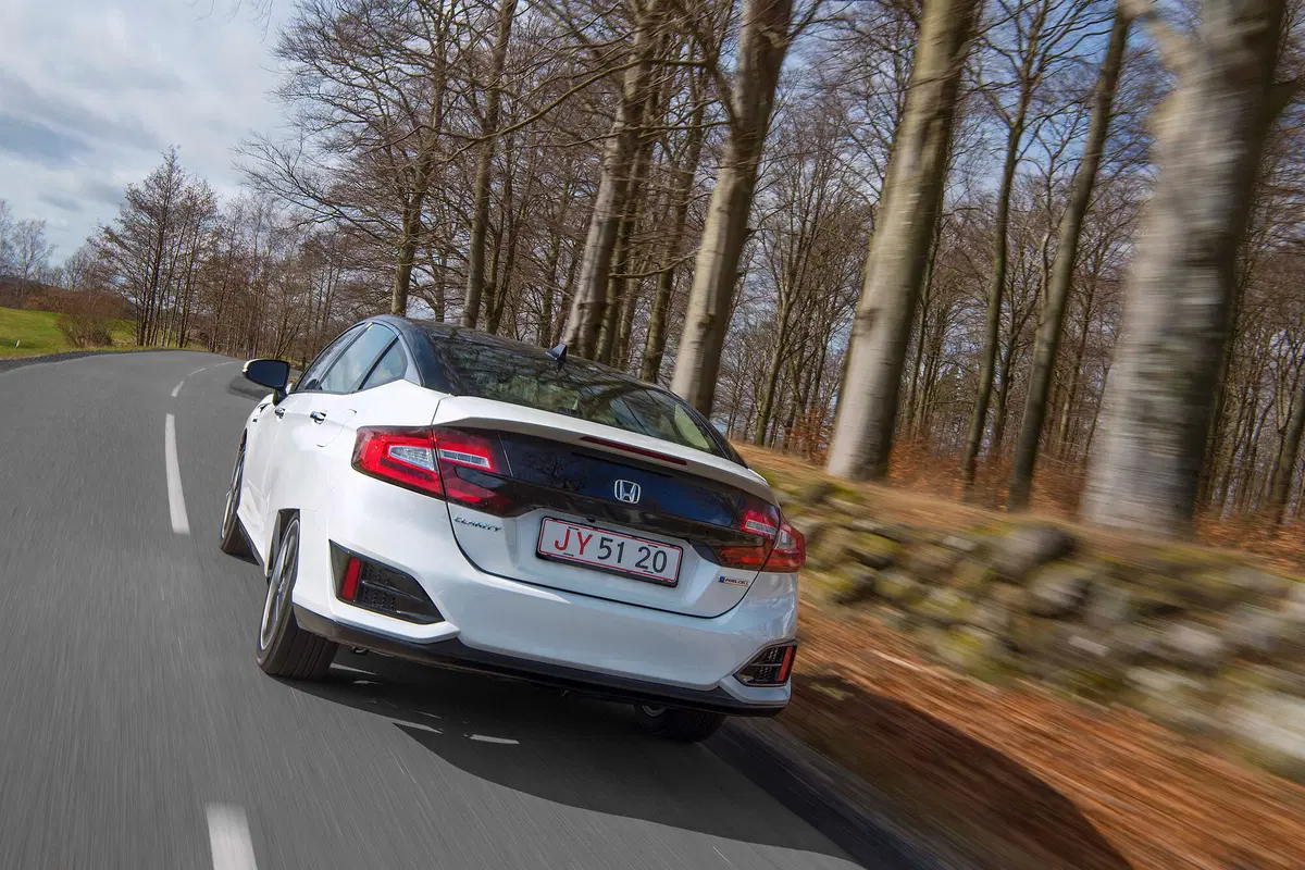 Honda FCX Clarity, l'auto ad idrogeno che emette solo acqua (15)