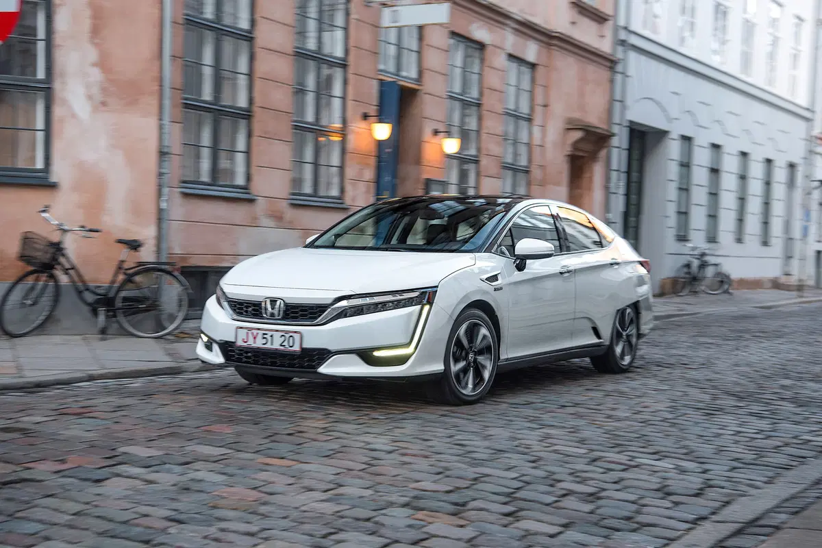 Honda FCX Clarity, l'auto ad idrogeno che emette solo acqua (16)