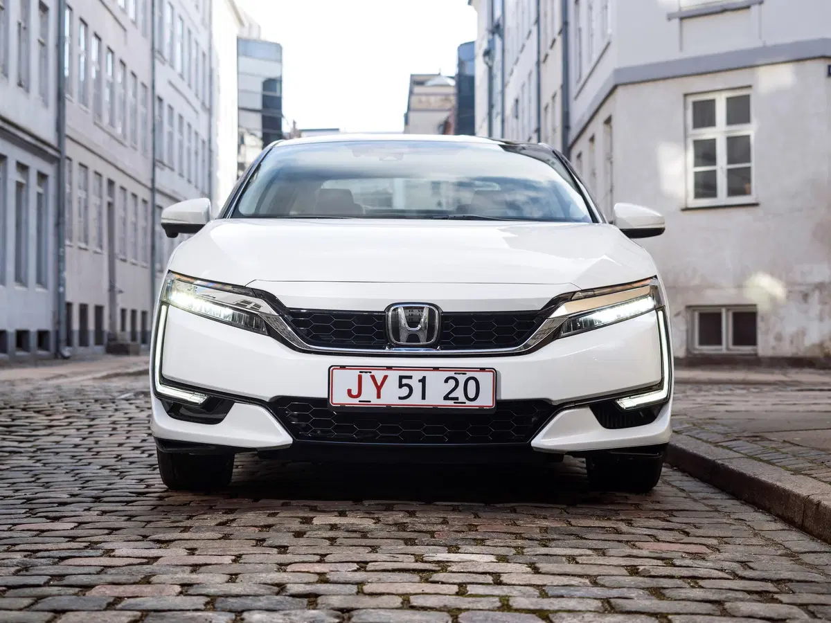 Honda FCX Clarity, l'auto ad idrogeno che emette solo acqua (19)