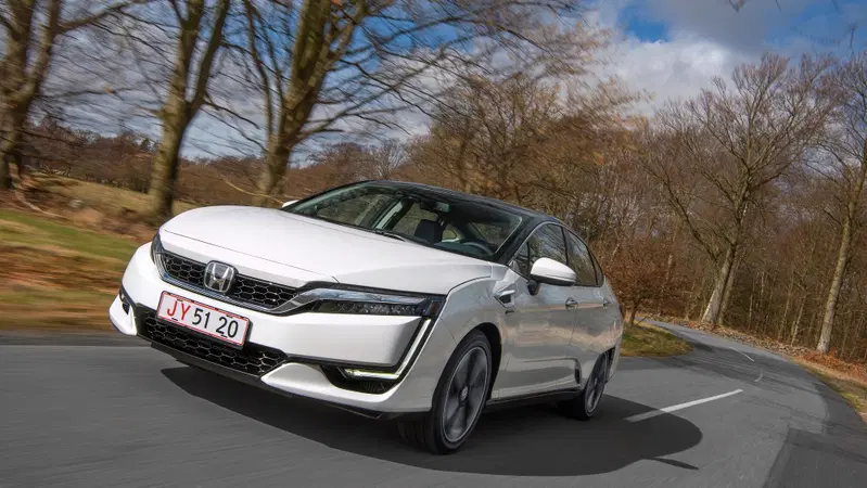Honda FCX Clarity, l'auto ad idrogeno che emette solo acqua [Video]