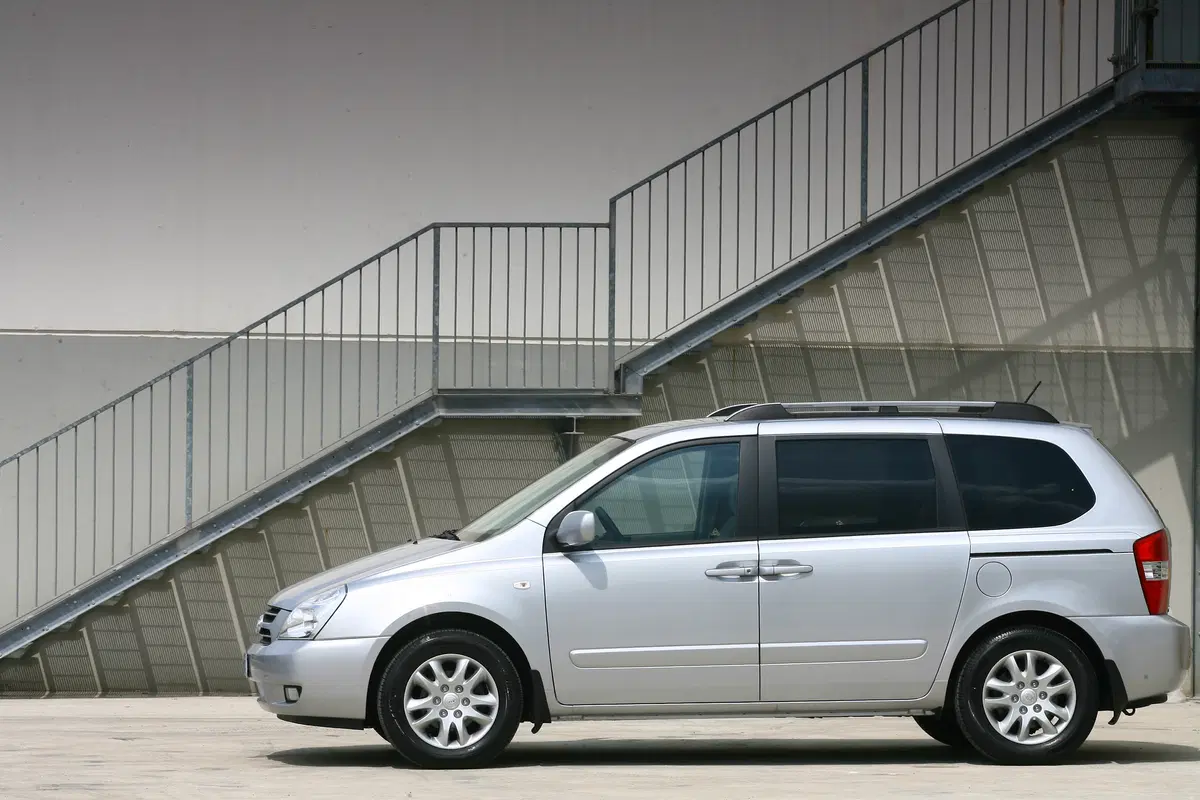 Kia Carnival (2006-10) (2)