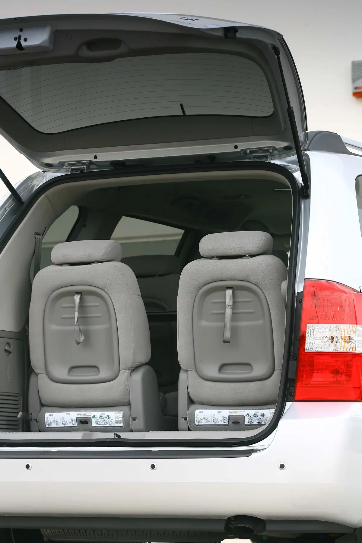 Kia Carnival (2006-10) (12)