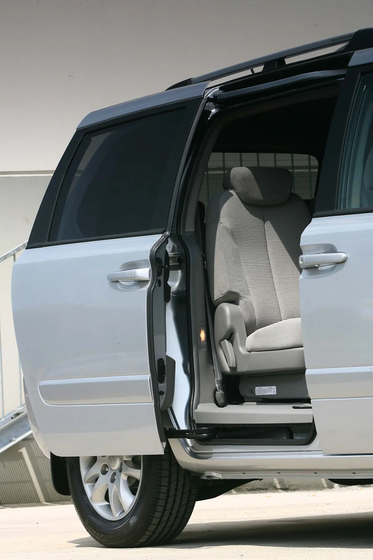 Kia Carnival (2006-10) (13)