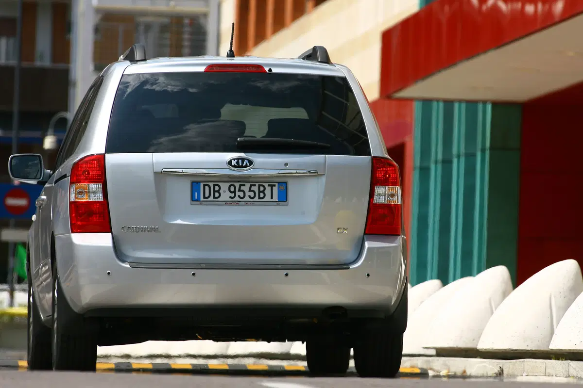 Kia Carnival (2006-10) (29)