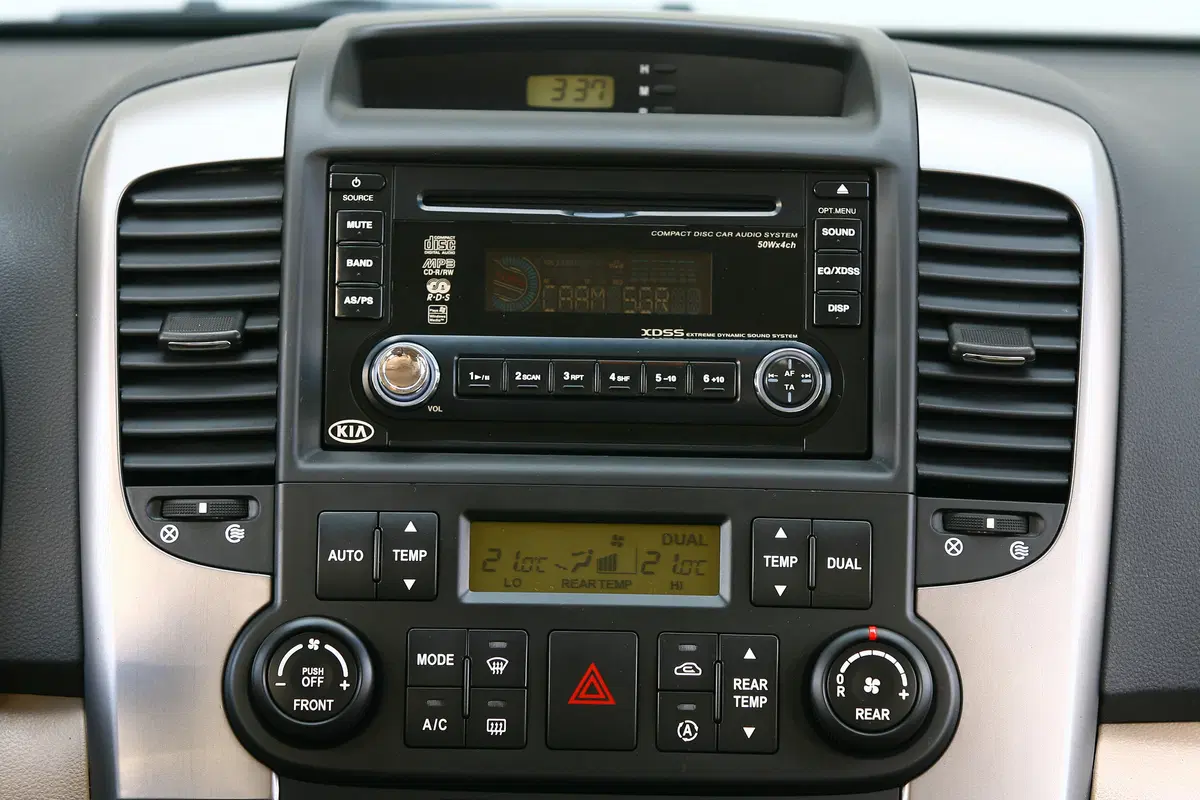 Kia Carnival (2006-10) (44)