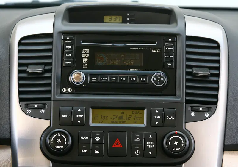 Kia Carnival (2006-10) (44)