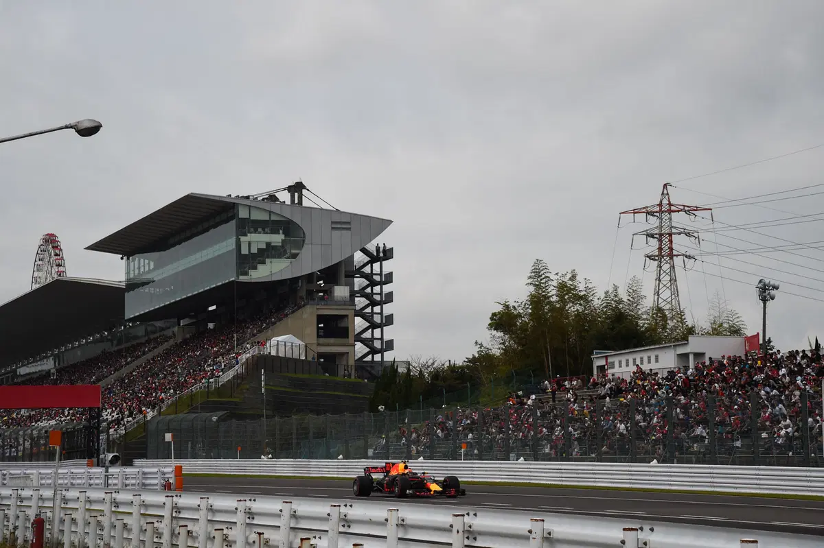 F1, GP Giappone 2017: pole per Hamilton. Terzo Vettel (8)