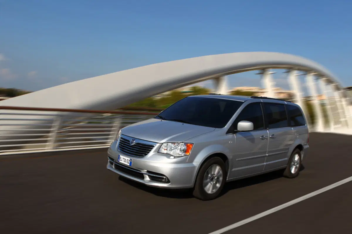 Lancia Voyager 2.8 Turbodiesel Platinum 163 CV (3)