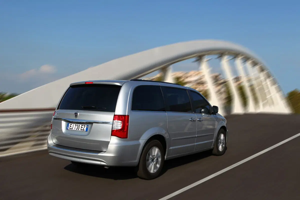 Lancia Voyager 2.8 Turbodiesel Platinum 163 CV (4)