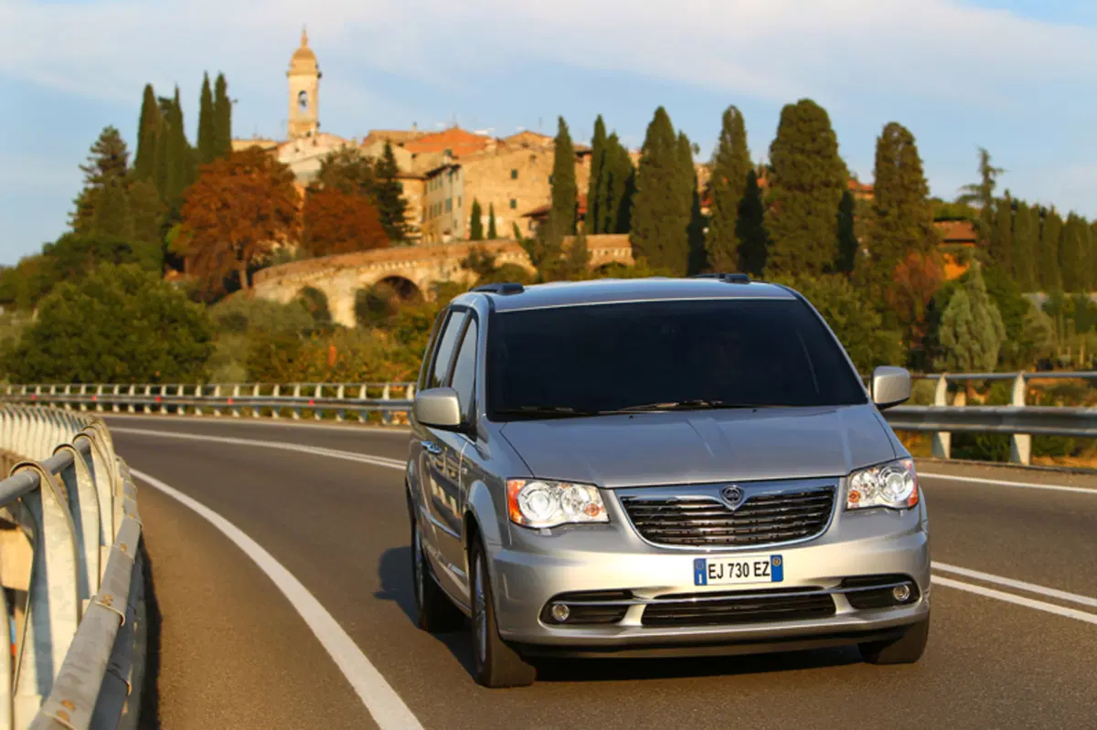 Lancia Voyager 2.8 Turbodiesel Platinum 163 CV (5)