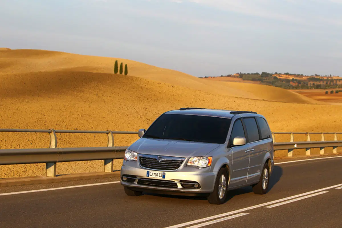 Lancia Voyager 2.8 Turbodiesel Platinum 163 CV (6)