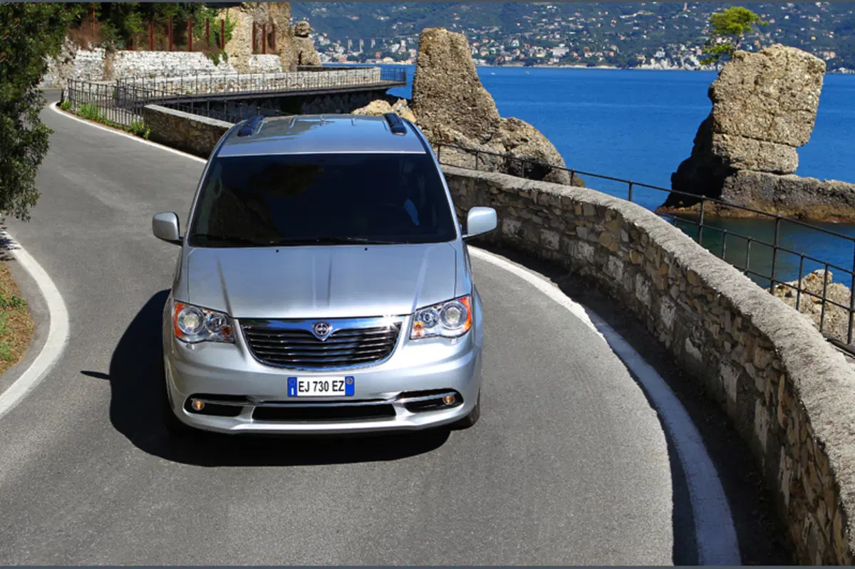 Lancia Voyager 2.8 Turbodiesel Platinum 163 CV (8)