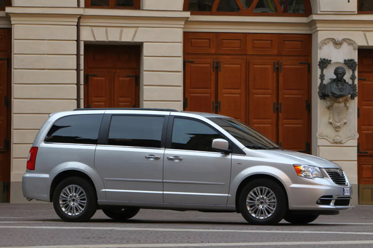 Lancia Voyager 2.8 Turbodiesel Platinum 163 CV (9)