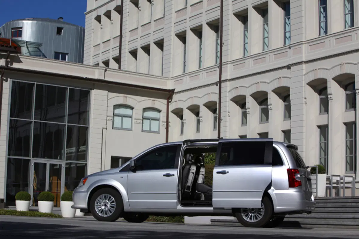 Lancia Voyager 2.8 Turbodiesel Platinum 163 CV (10)