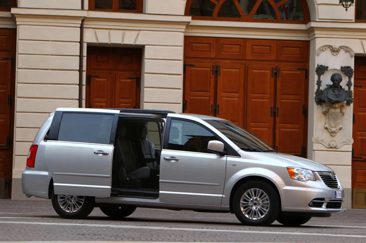 Lancia Voyager 2.8 Turbodiesel Platinum 163 CV (11)