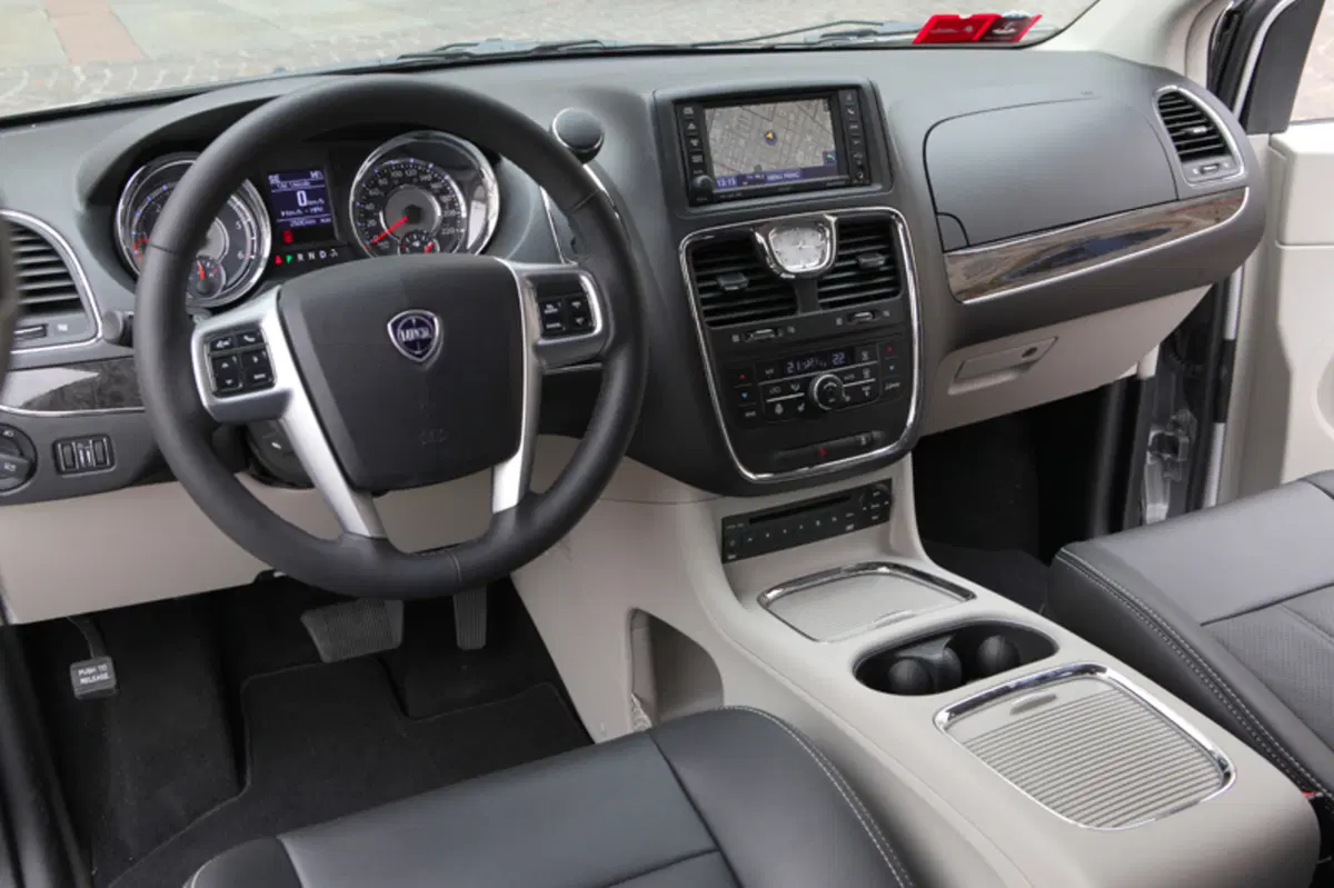 Lancia Voyager 2.8 Turbodiesel Platinum 163 CV (12)