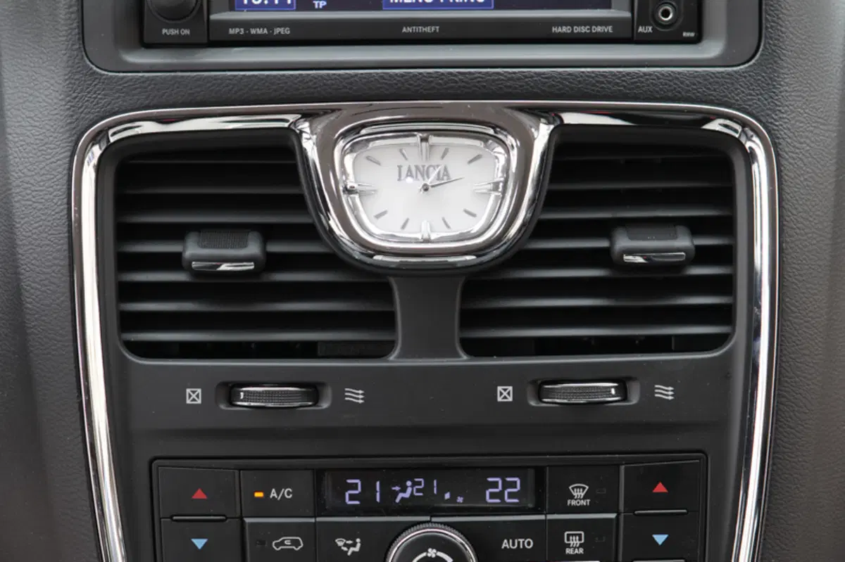 Lancia Voyager 2.8 Turbodiesel Platinum 163 CV (16)