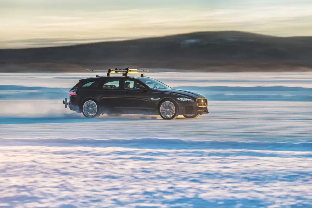 Jaguar XF Sportbrake. E' record... sugli sci [Video] (2)