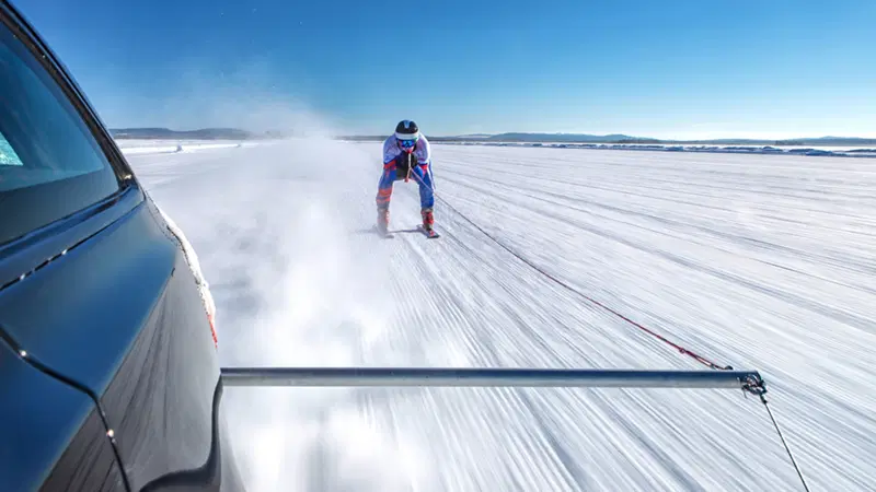 Jaguar XF Sportbrake. E' record... sugli sci [Video]