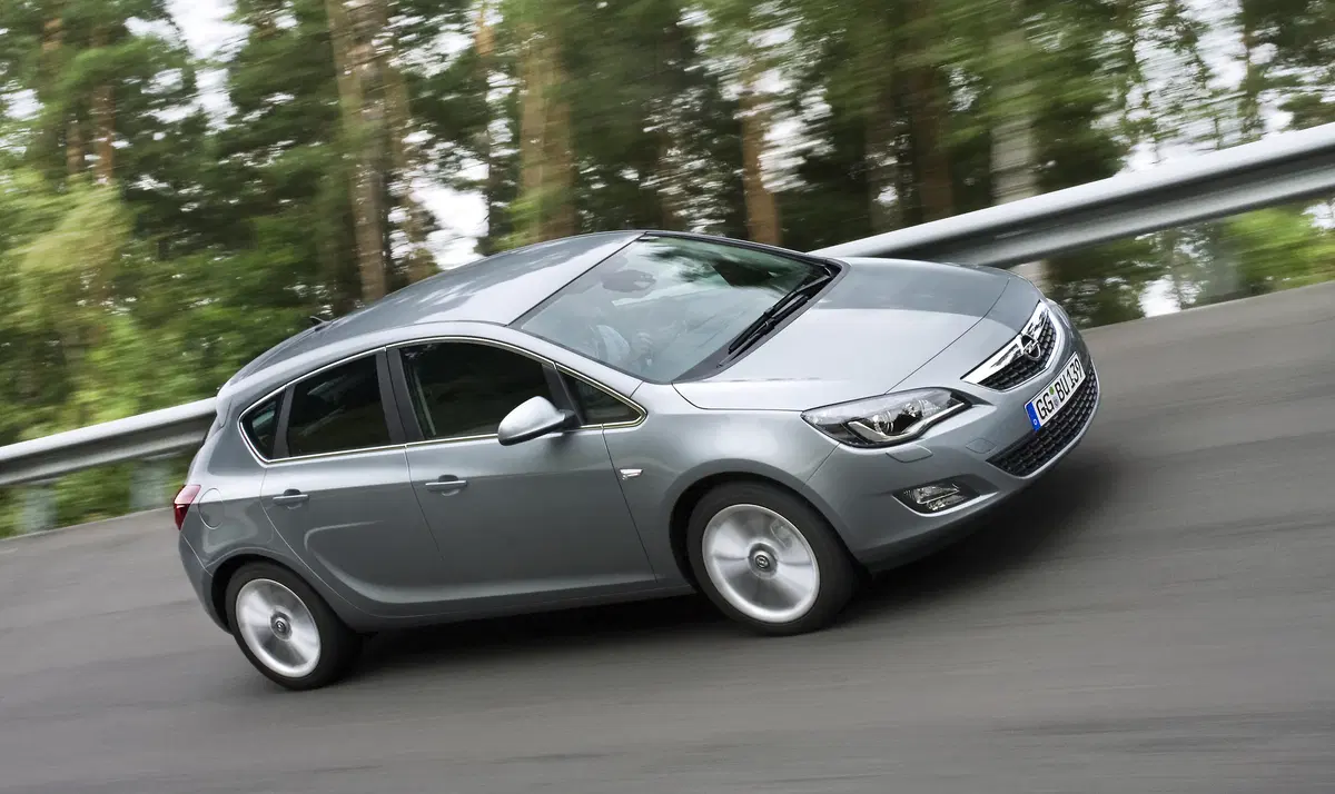 Opel Astra 2.0 BiTurbo CDTI 195CV S&S 5 porte (4)