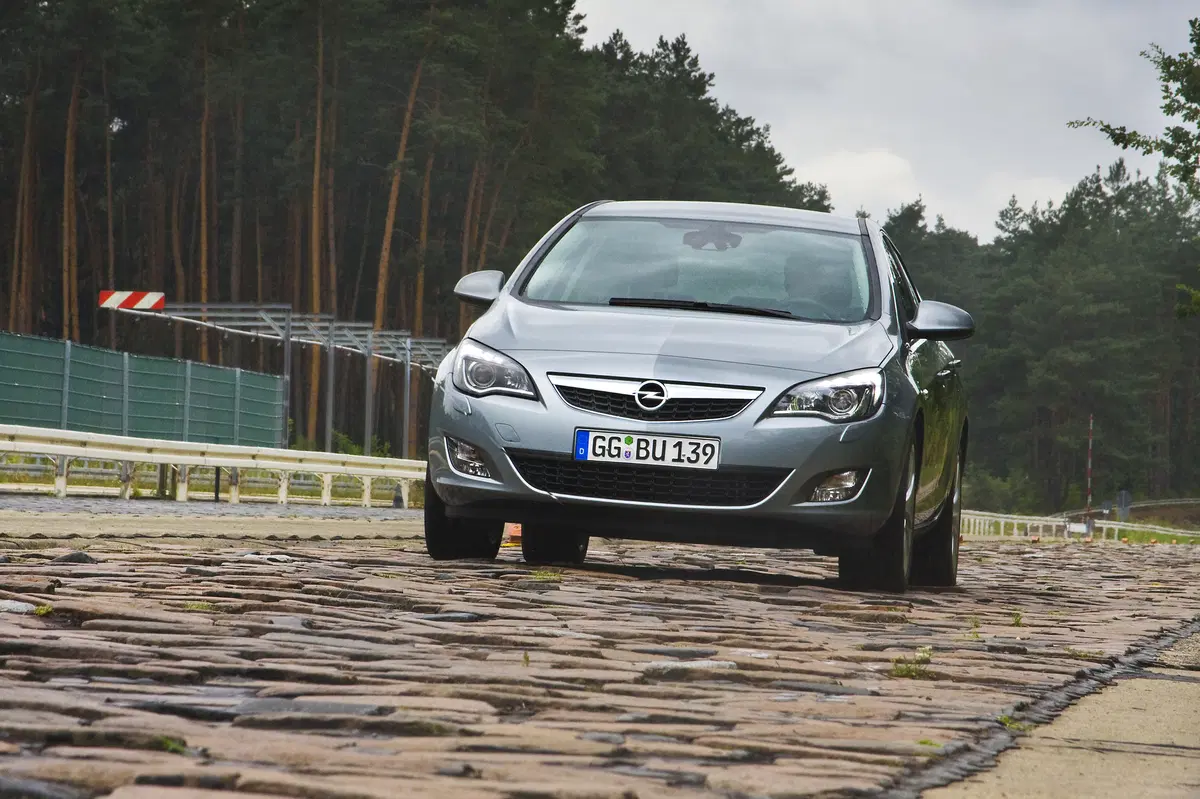 Opel Astra 2.0 BiTurbo CDTI 195CV S&S 5 porte (5)