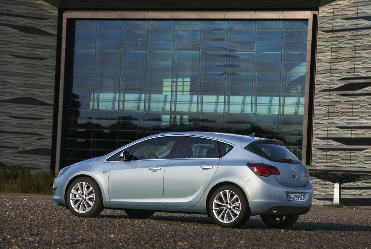 Opel Astra 2.0 BiTurbo CDTI 195CV S&S 5 porte (7)