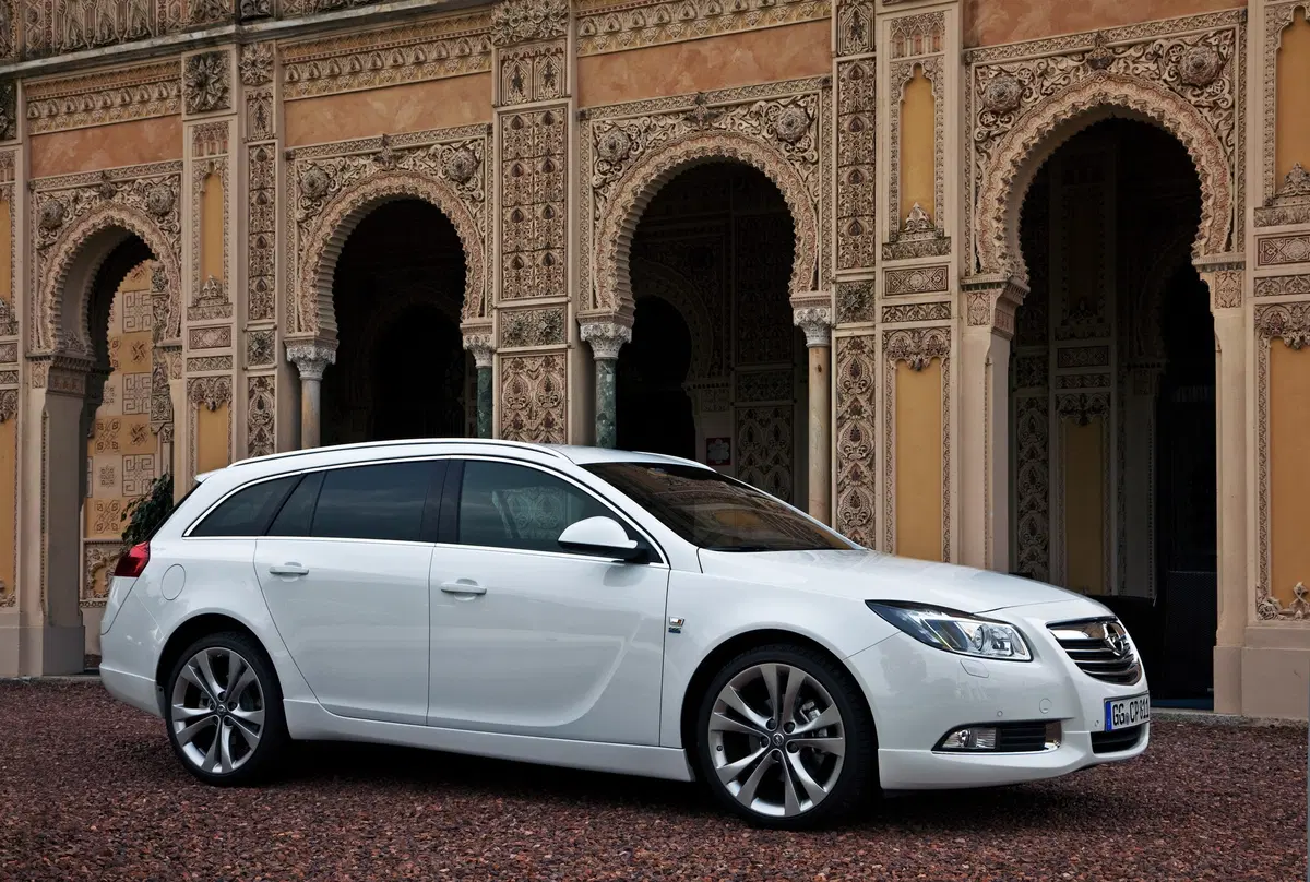 Opel Insignia Station Wagon CDTI 160CV Sports Cosmo (3)
