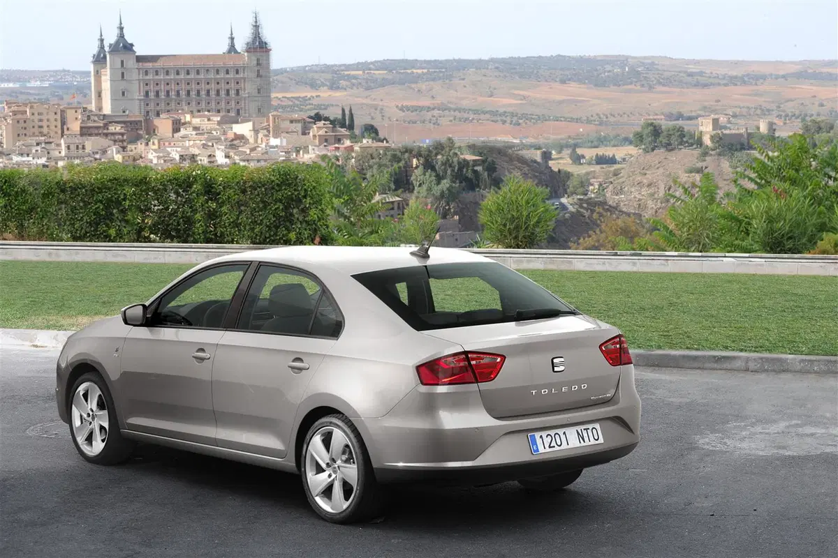 SEAT Toledo (2012-15) (34)