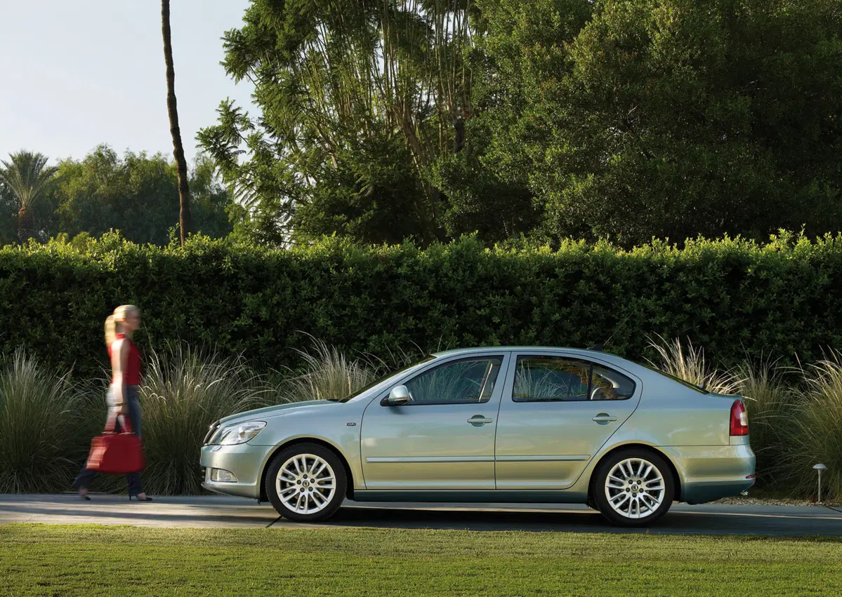 Skoda Octavia 2.0 TDI F.AP. DSG Elegance (5)