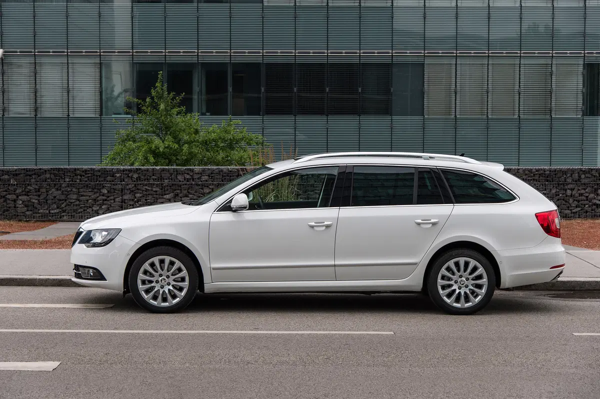 Skoda Superb Station Wagon (2009-15) (16)
