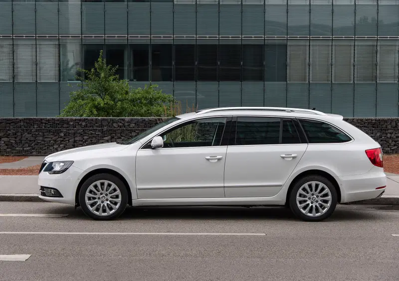 Skoda Superb Station Wagon (2009-15) (16)