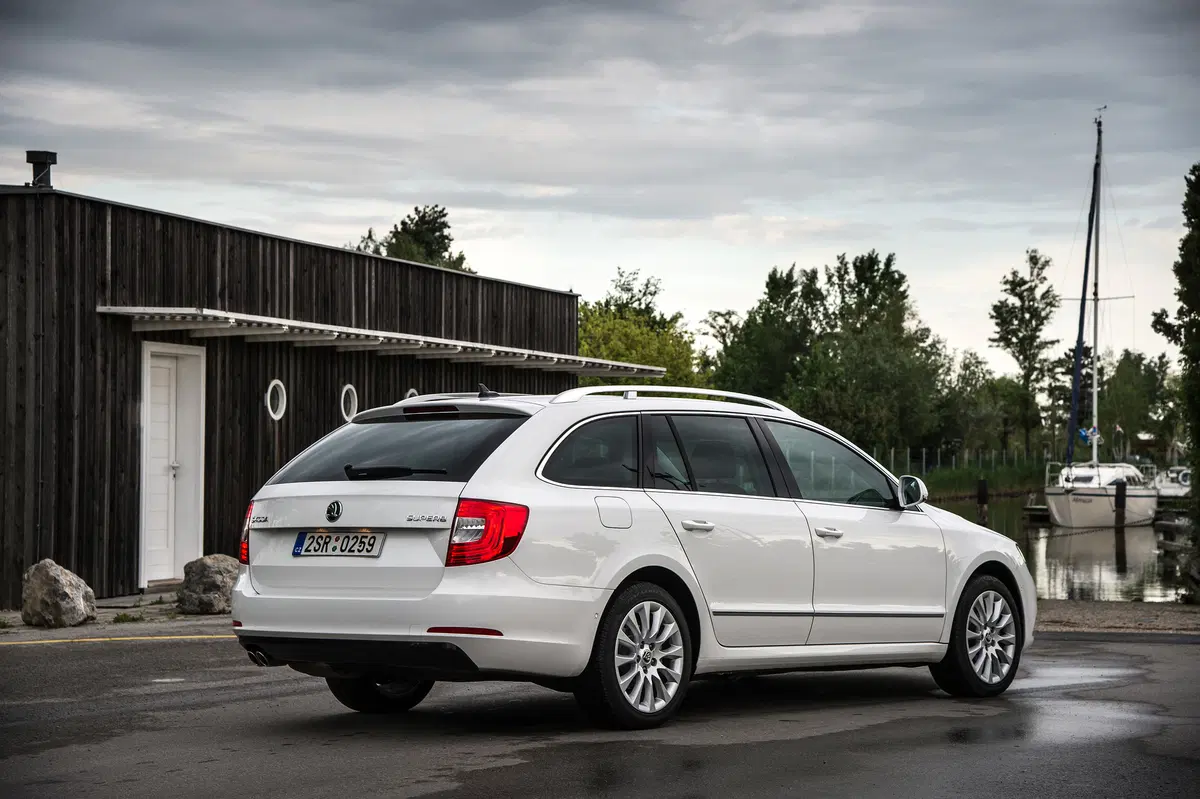Skoda Superb Station Wagon (2009-15) (17)