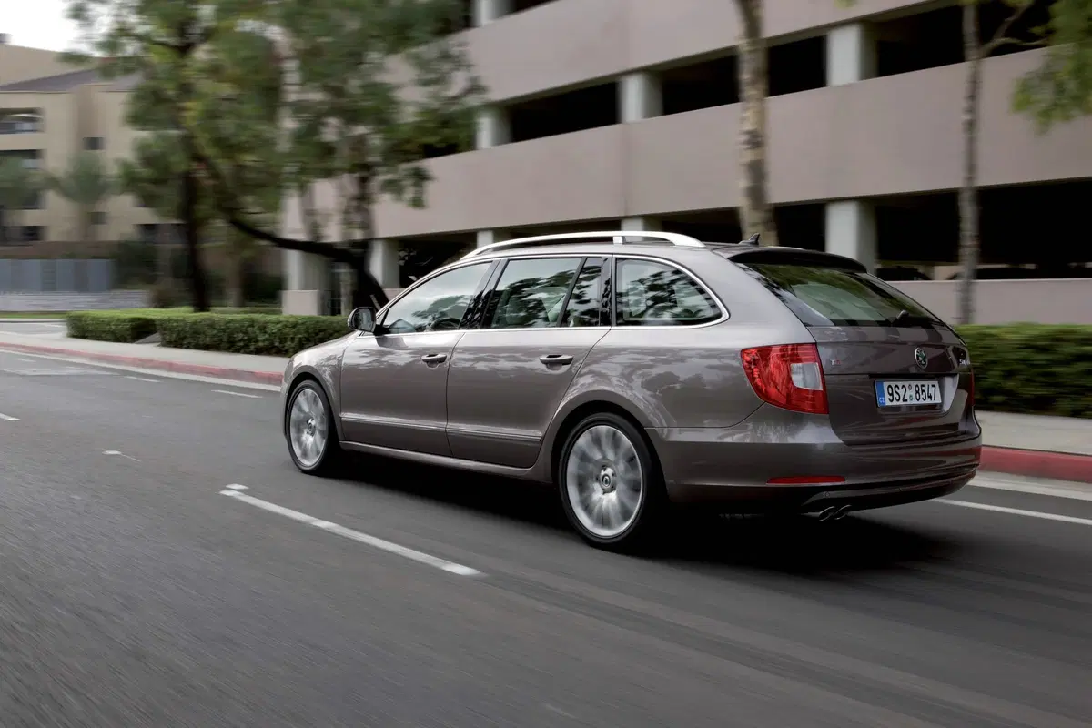 Skoda Superb Station Wagon (2009-15) (24)