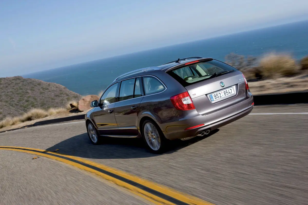 Skoda Superb Station Wagon (2009-15) (26)