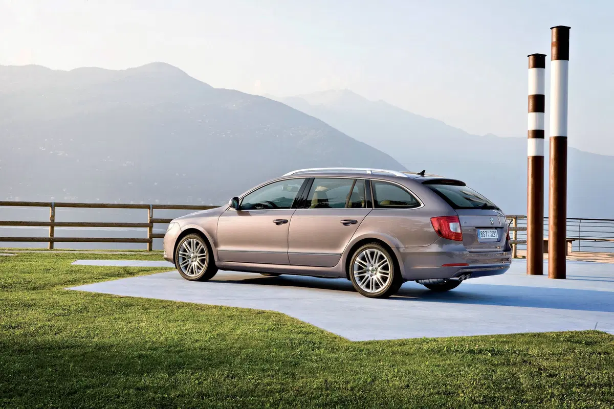 Skoda Superb Station Wagon (2009-15) (28)