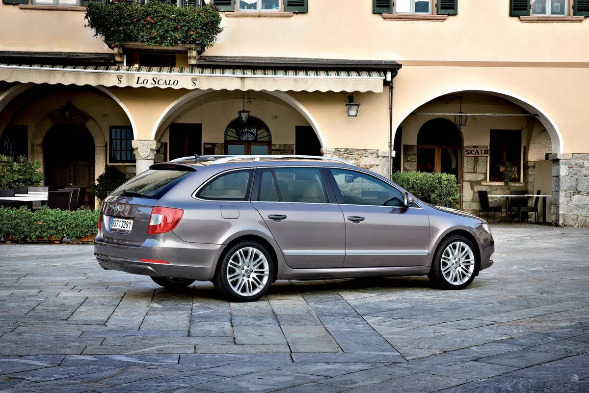Skoda Superb Station Wagon (2009-15) (29)