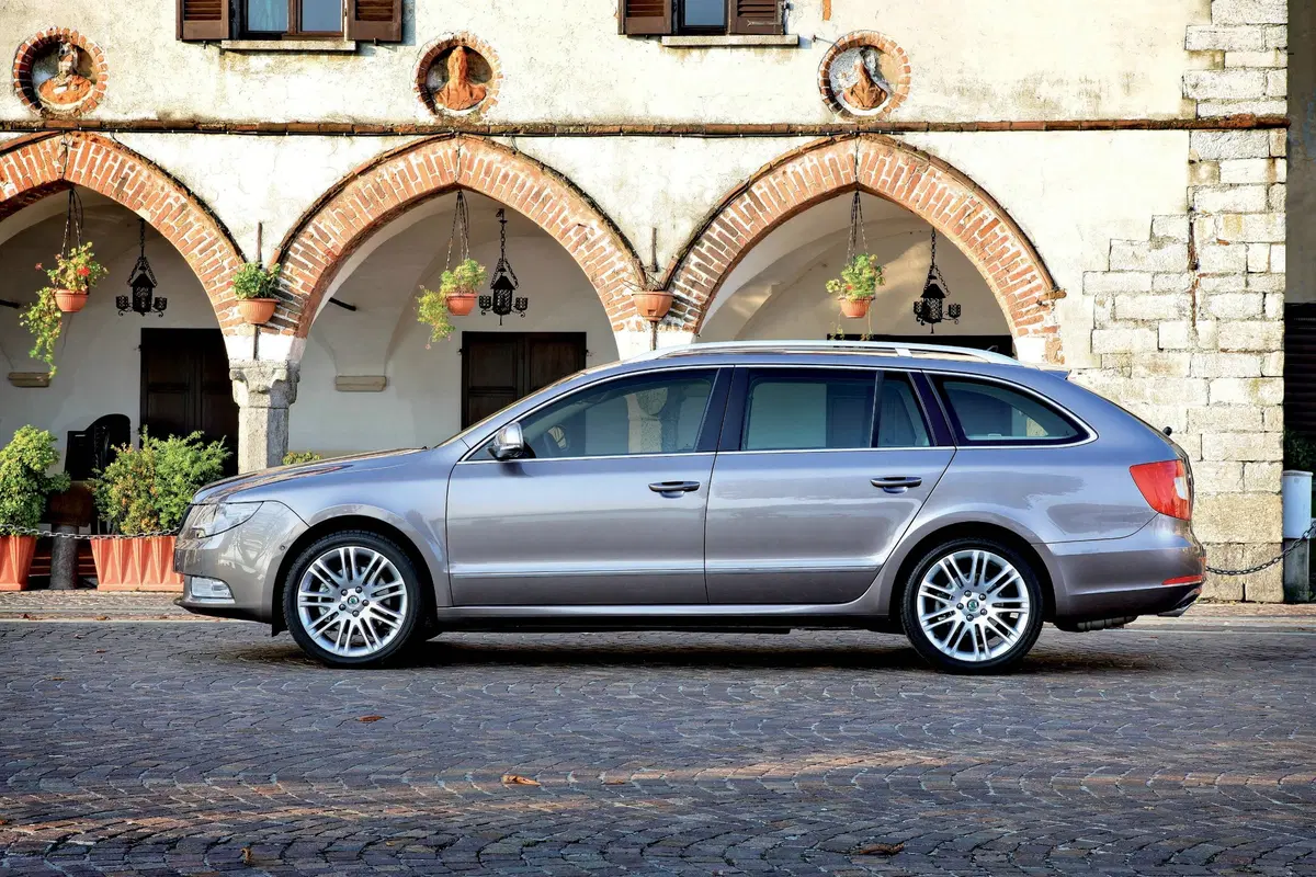 Skoda Superb Station Wagon (2009-15) (30)