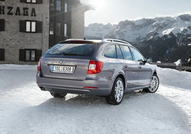 Skoda Superb Station Wagon (2009-15) (31)