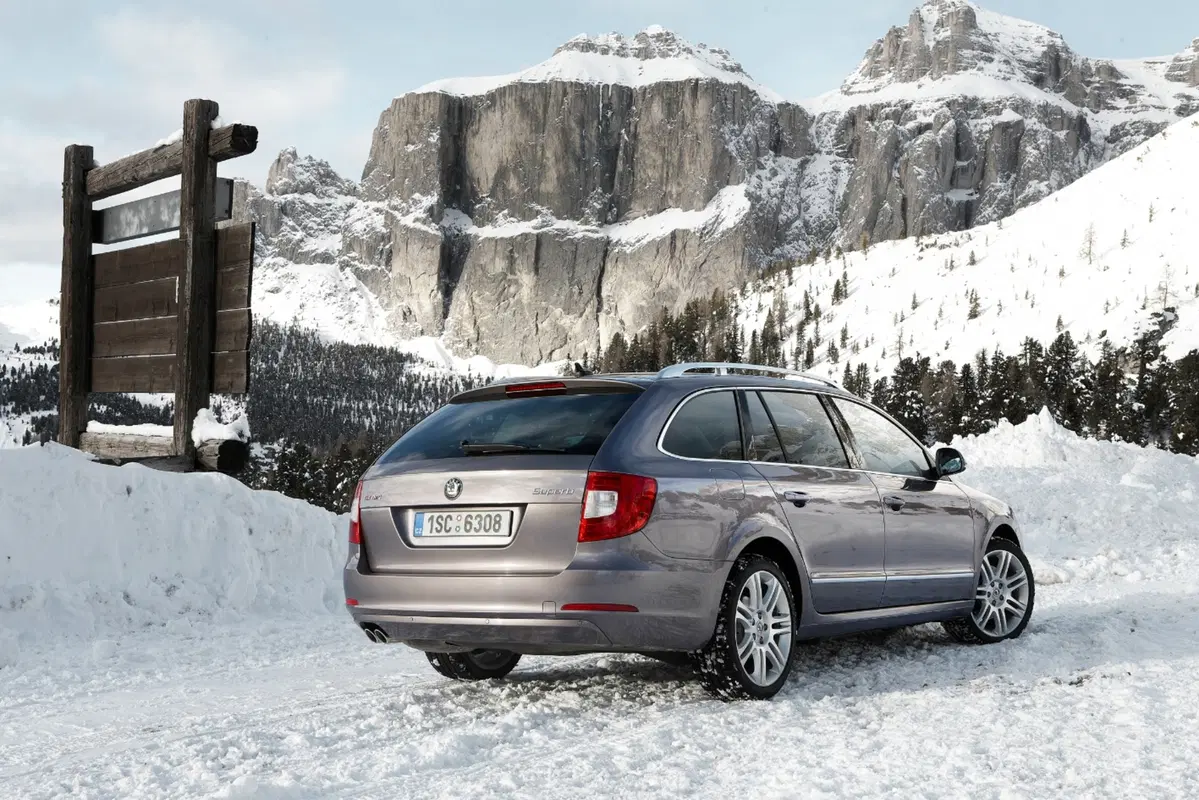 Skoda Superb Station Wagon (2009-15) (32)