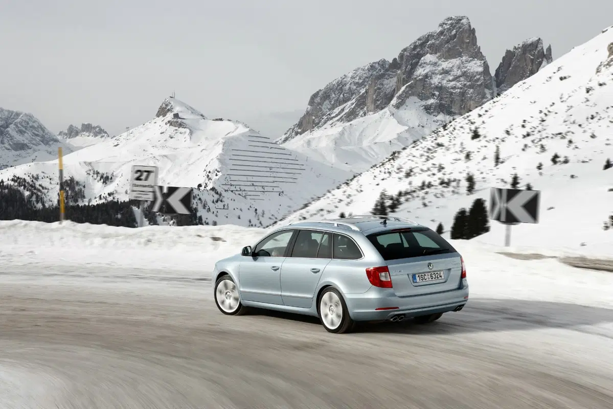 Skoda Superb Station Wagon (2009-15) (50)