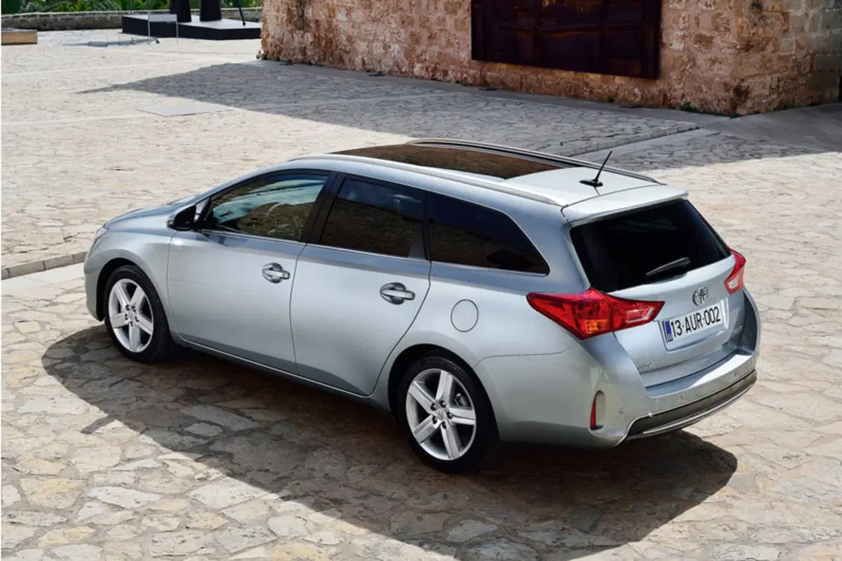 Toyota Auris Station Wagon 1.2 Turbo Lounge (6)