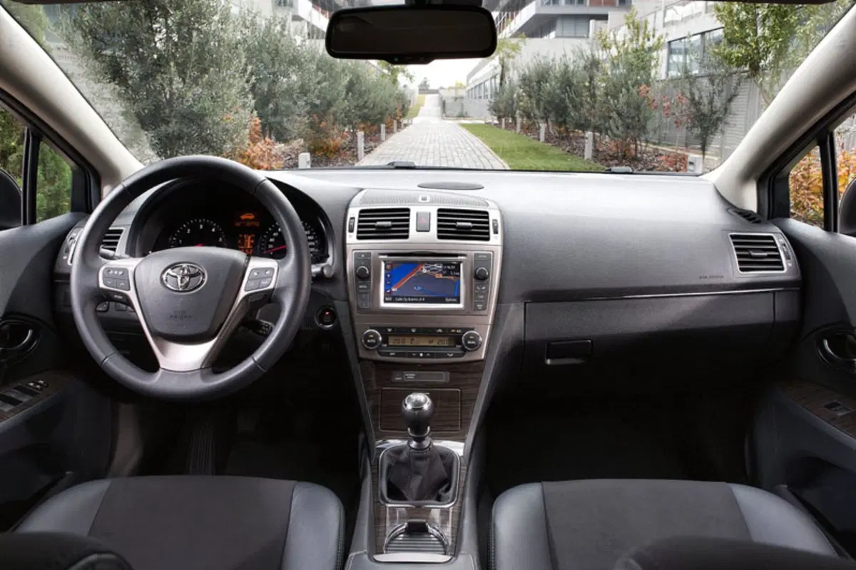 Toyota Avensis (2009-15) (6)