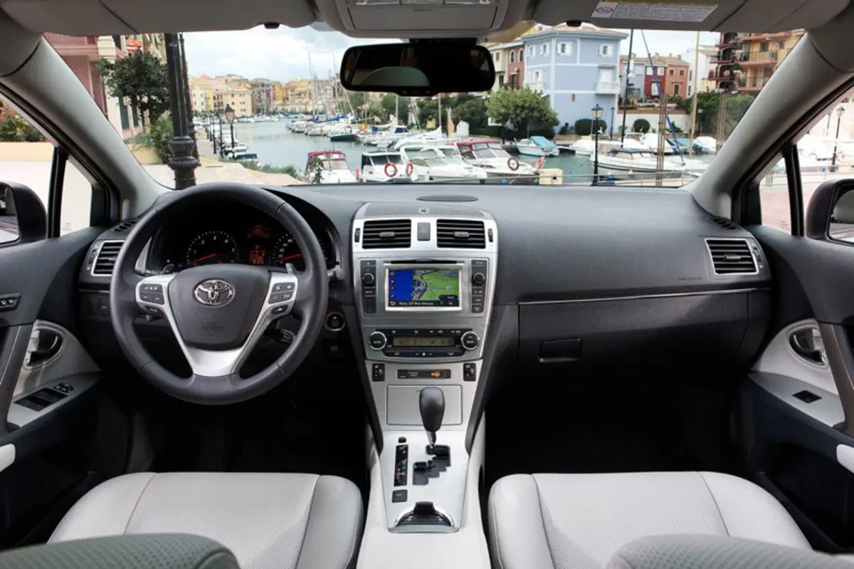 Toyota Avensis (2009-15) (7)