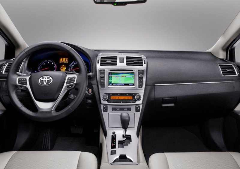 Toyota Avensis (2009-15) (8)
