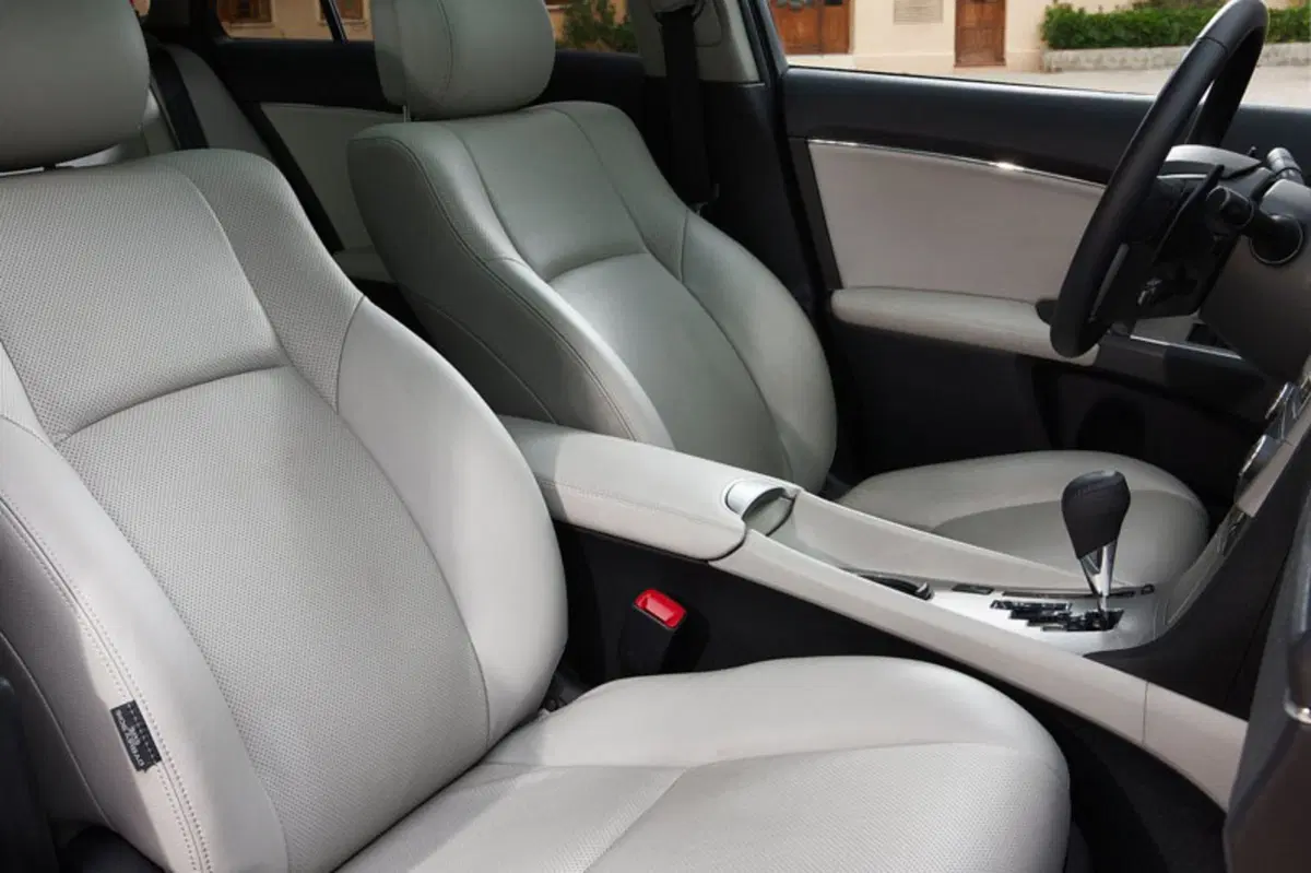 Toyota Avensis (2009-15) (9)