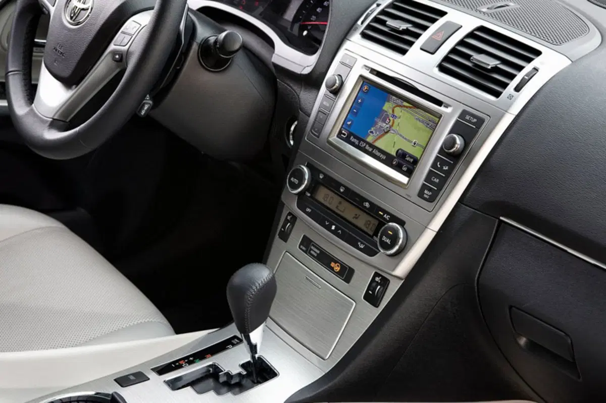 Toyota Avensis (2009-15) (11)