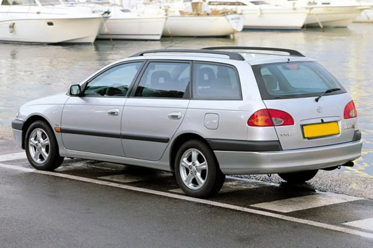 Toyota Avensis Station Wagon (1997-03) (2)