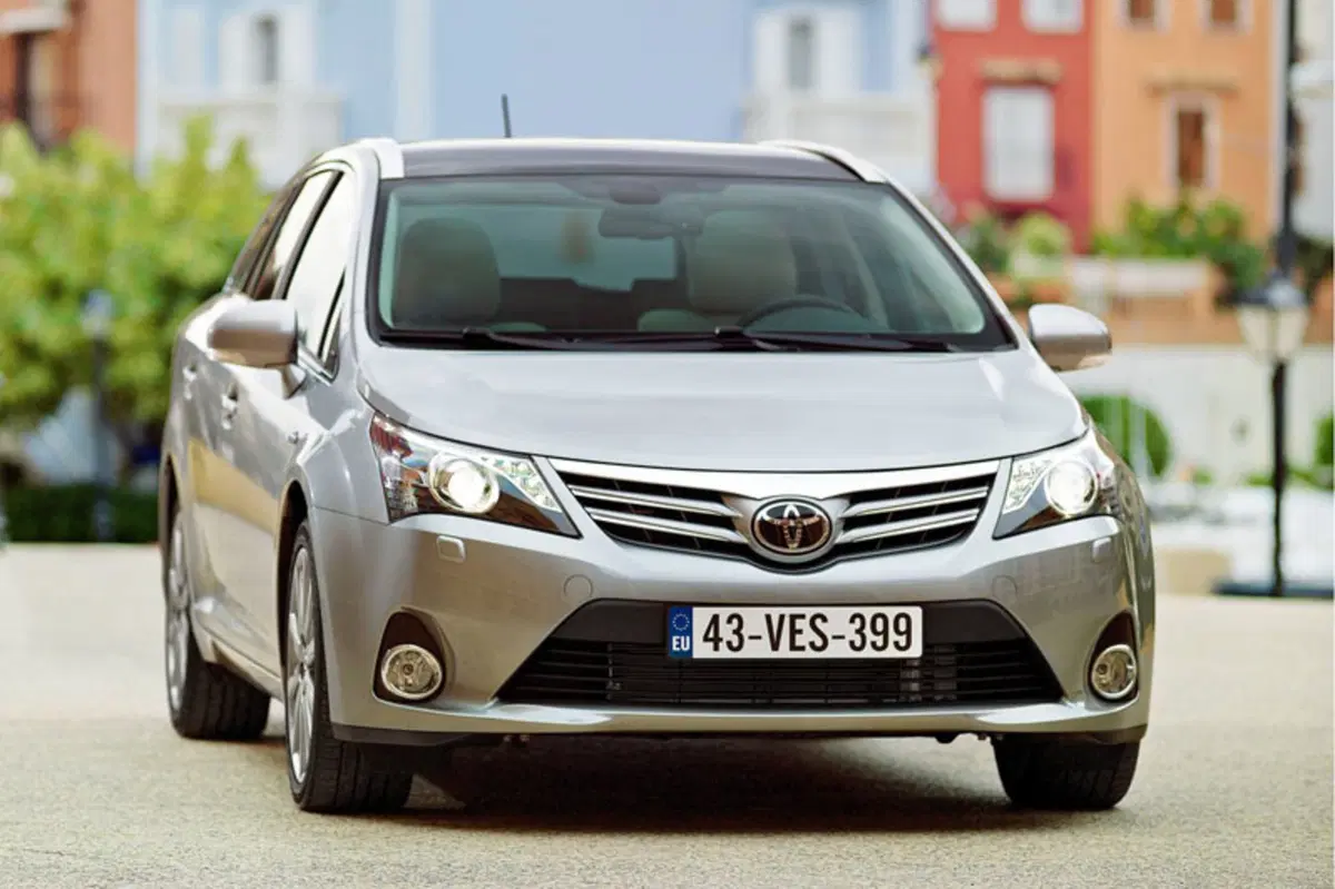 Toyota Avensis Station Wagon (2009-15) (2)