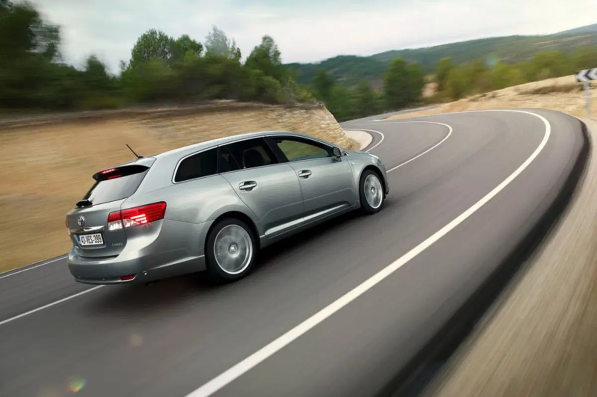 Toyota Avensis Station Wagon (2009-15) (3)